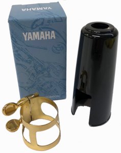 Yamaha ligature goudkleur met kunststof dop voor bariton saxofoon